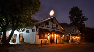 Foto von The Tatong Tavern Restaurant