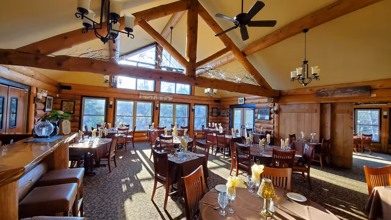 Binnenkant - Log Cabin Inn, Parry Sound, ON