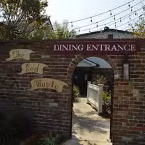 Una foto del restaurante The Red Maple Restaurant