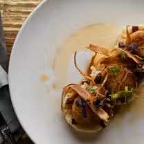 Una foto del restaurante The Living Room on Main