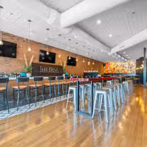 Una foto del restaurante 7 South Bottle & Kitchen