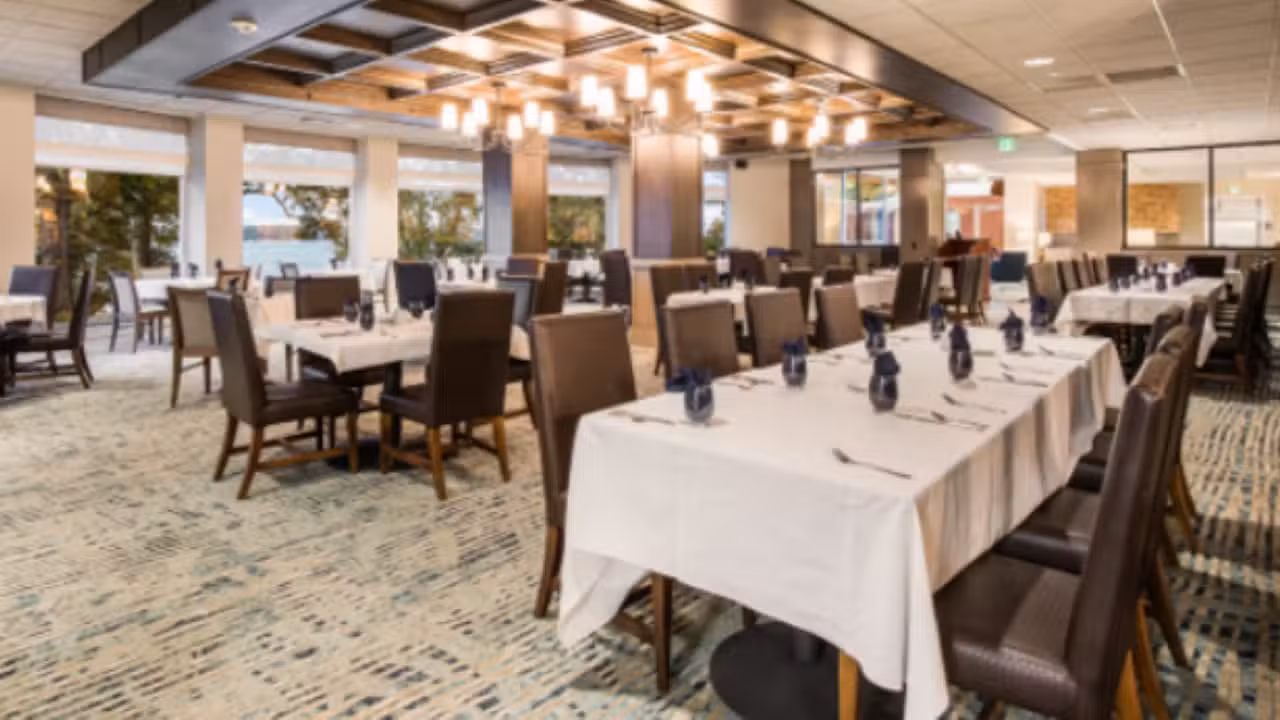 Binnenkant - Oakwood Restaurant and Bar, Green Lake, WI