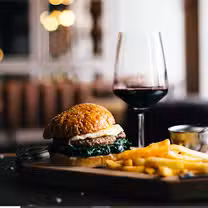 Una foto del restaurante Lucky's Restaurant & Bar