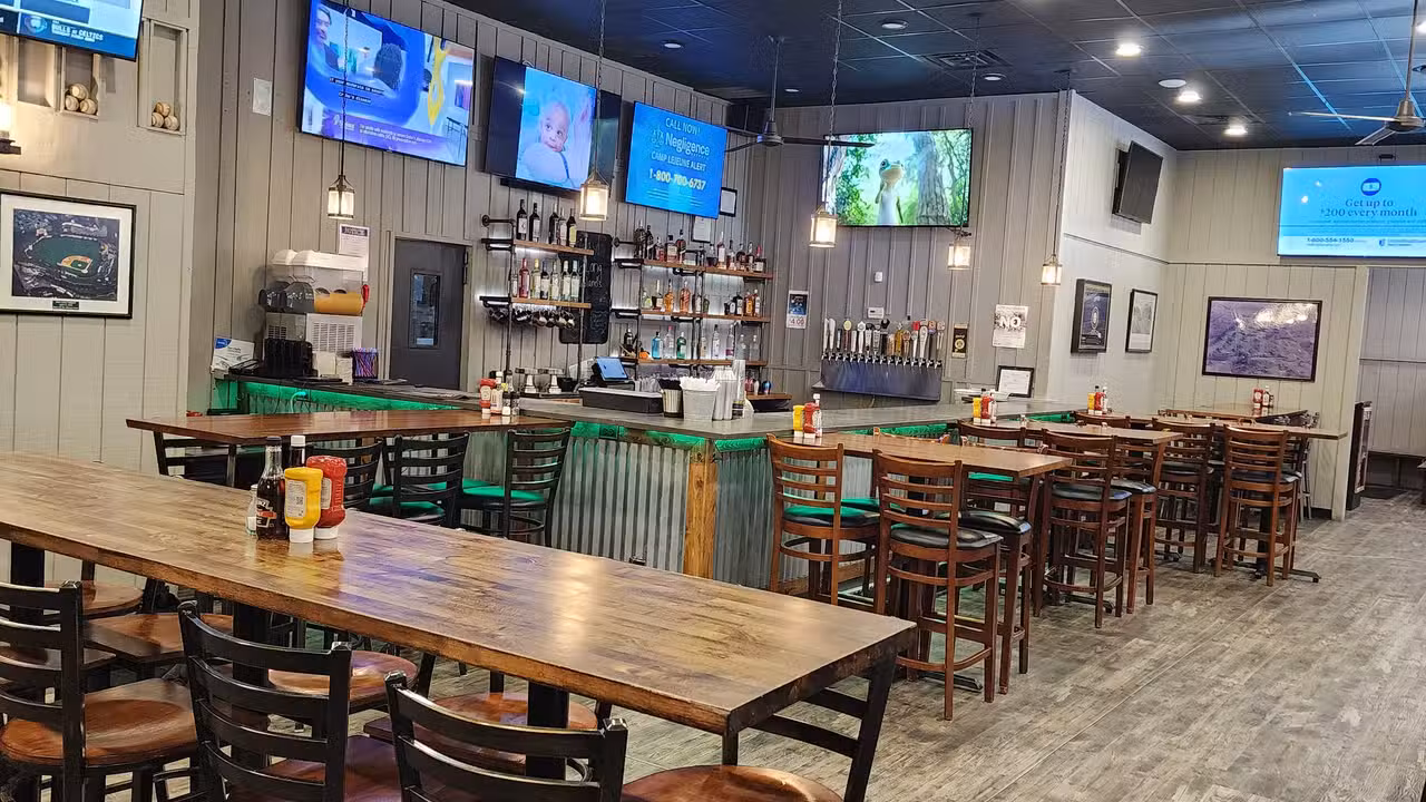 Binnenkant - The Bull Pen Restaurant & Sports Bar, Tyrone, PA