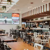 Una foto del restaurante Breezes Bar & Bistro