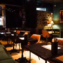 Una foto del restaurante Den Devine Restaurant & Music Hall