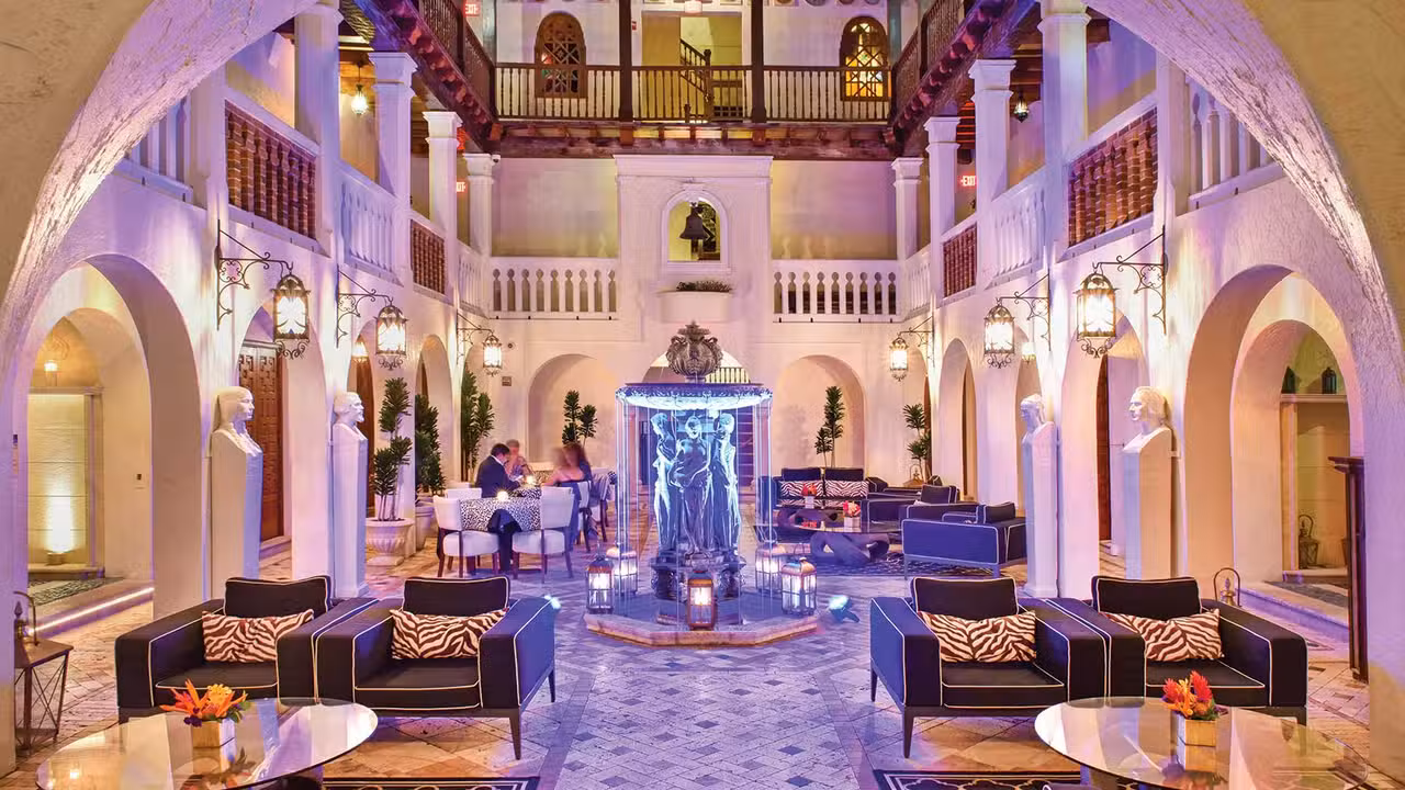 Binnenkant - The Bar at Former Versace Mansion, Miami Beach, FL