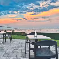Una foto del restaurante JB's on the Water