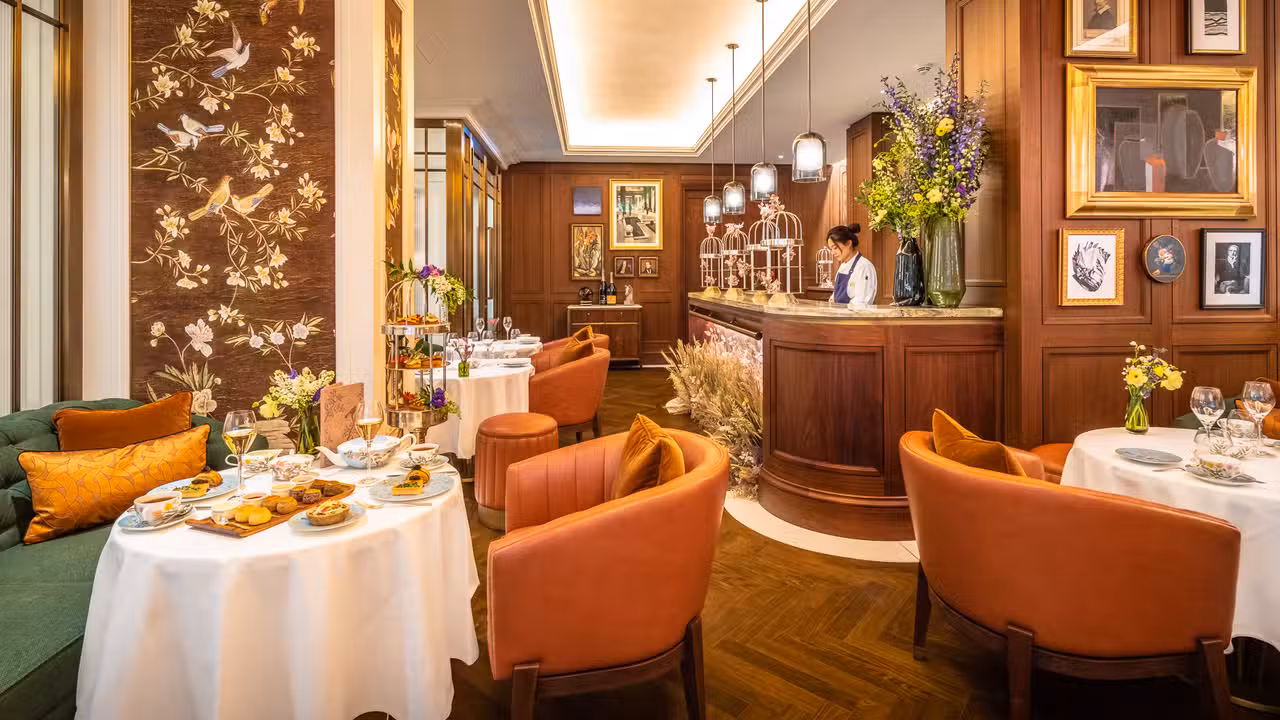 Innen - Afternoon Tea at The Carlton Tower, London, 