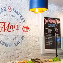 Una foto del restaurante Mac's Raw Bar