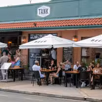 Una foto del restaurante Tank Bar & Dining