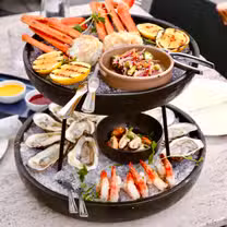 Una foto del restaurante somewhere dine bar