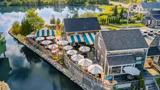 Una foto del restaurante Tavern By The Sea
