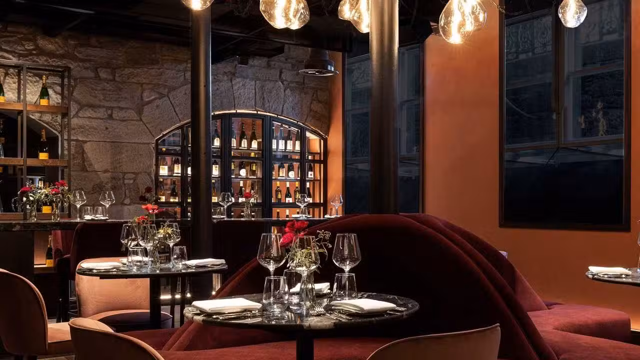 Commons Club Bar & Restaurant, 1 Victoria Street, Edinburgh