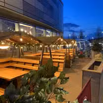 Una foto del restaurante TJs Bar & Grill