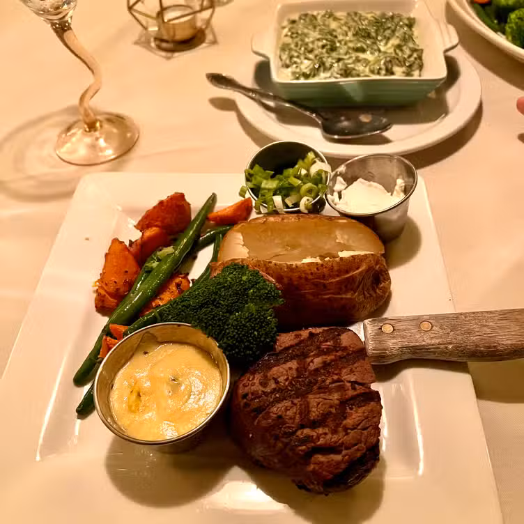 Comida - Valley Inn Restaurant and Martini Bar, Sherman Oaks, CA