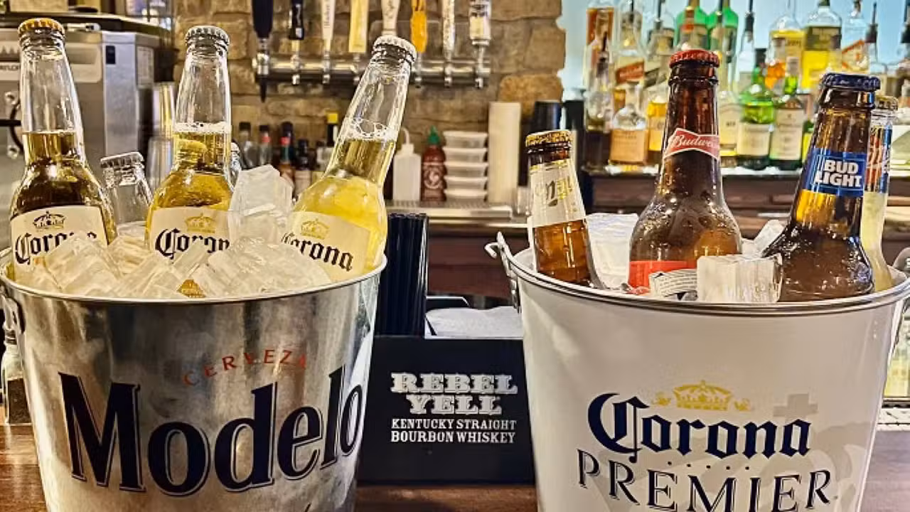 Drankjes - The Office Dining and Spirits, St. Charles, IL