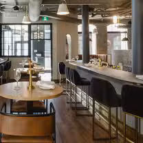Una foto del restaurante HEIST Restaurant + Wine Club