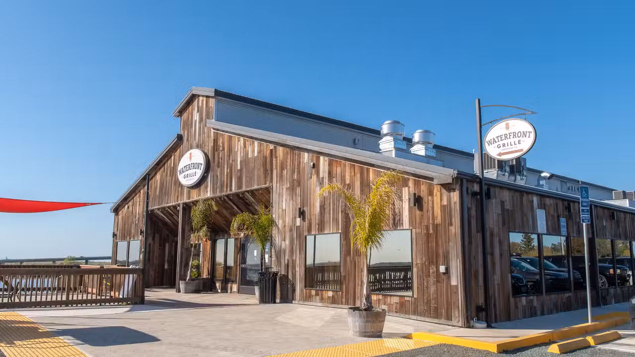 外観 - Waterfront Grille CA Lodi
