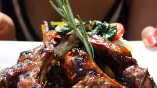 Una foto del restaurante D Garden Caribbean Bar & Grill