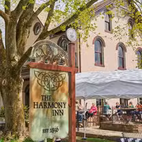 Una foto del restaurante The Harmony Inn