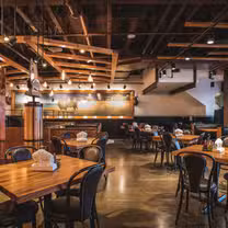 Una foto del restaurante The White Buffalo Bar & Grille