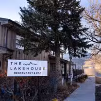 Una foto del restaurante The Lakehouse at Deer Creek