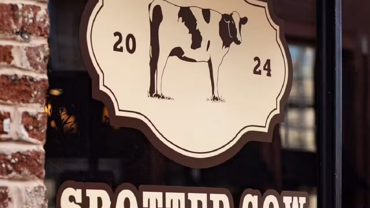 Buitenkant - Spotted Cow Steakhouse, Winston-Salem, NC