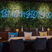 Una foto del restaurante Little Lina's