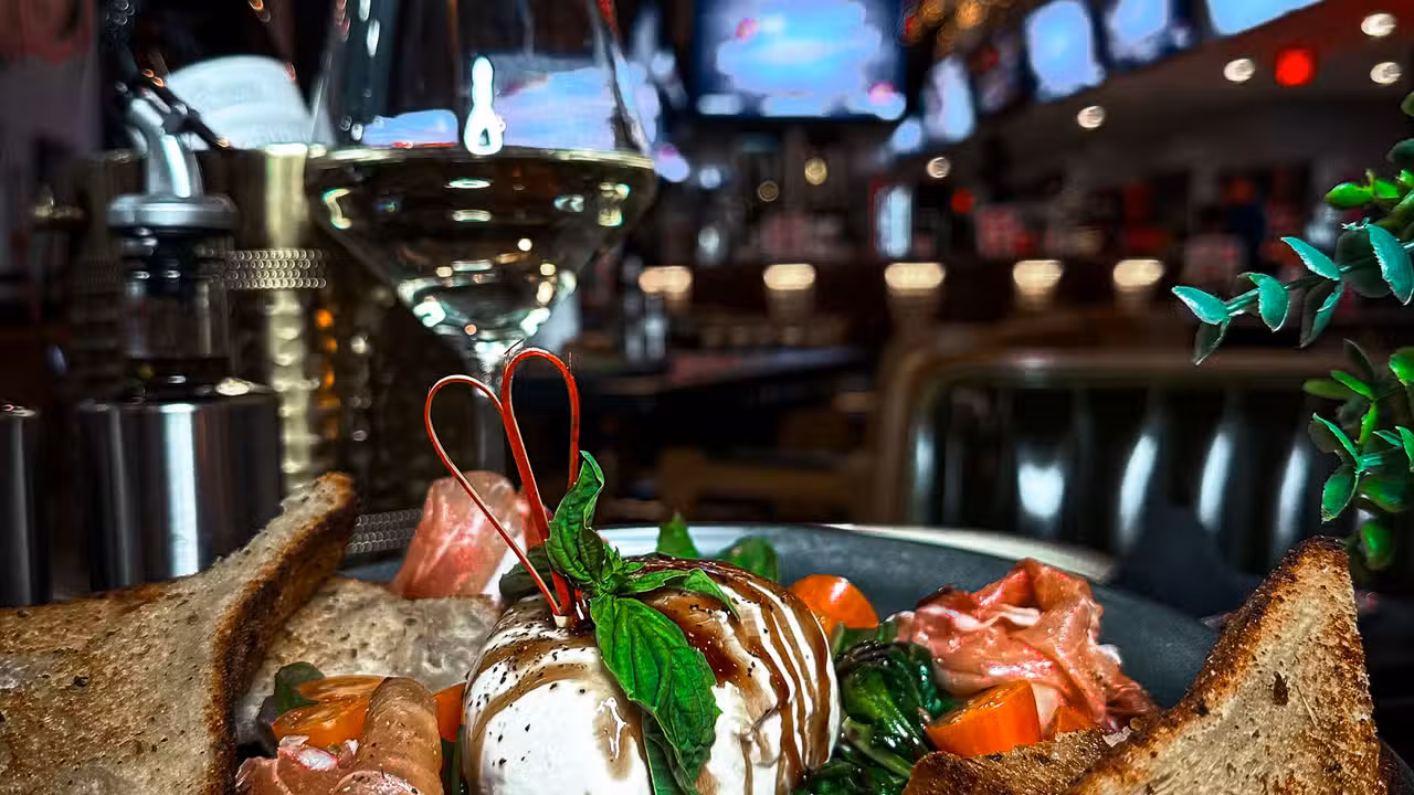 Eten - Fair Play Restaurant at Compass Arena, Willowbrook, IL