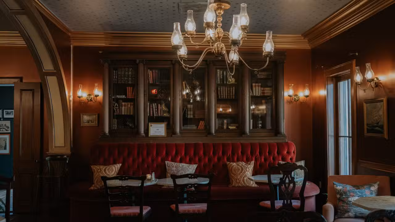 Vintage charm, cozy bites, &amp; fresh cocktails  - The Inn at Saratoga，NYSaratoga Springs