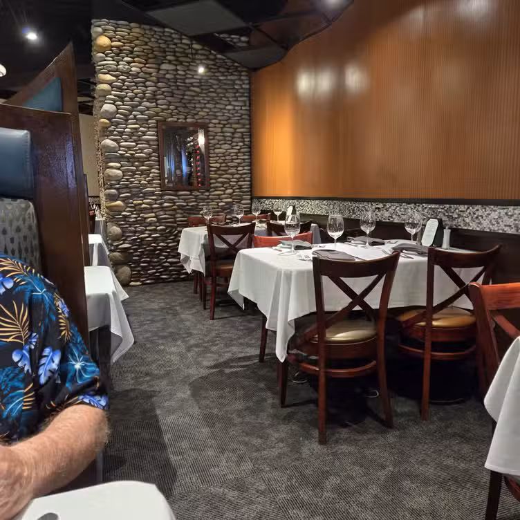 Interior - E&E Stakeout Grill, Bellair Bluffs, FL