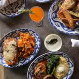 Family-Style Dining Foto