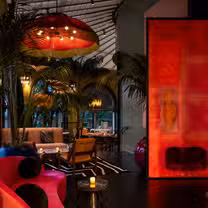 Una foto del restaurante The Dining Room at The Ritz-Carlton