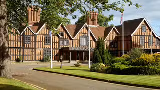 Una foto del restaurante Manor Restaurant at Macdonald Alveston Manor Hotel