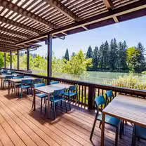 Una foto del restaurante Sweet Waters on the River