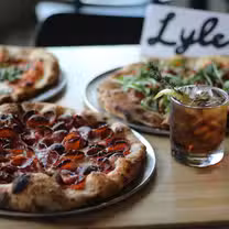 Foto von Lyle's Pizzeria Restaurant