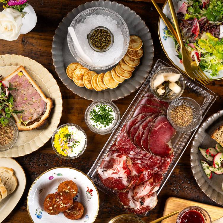 Saison Wine Bar et Salon