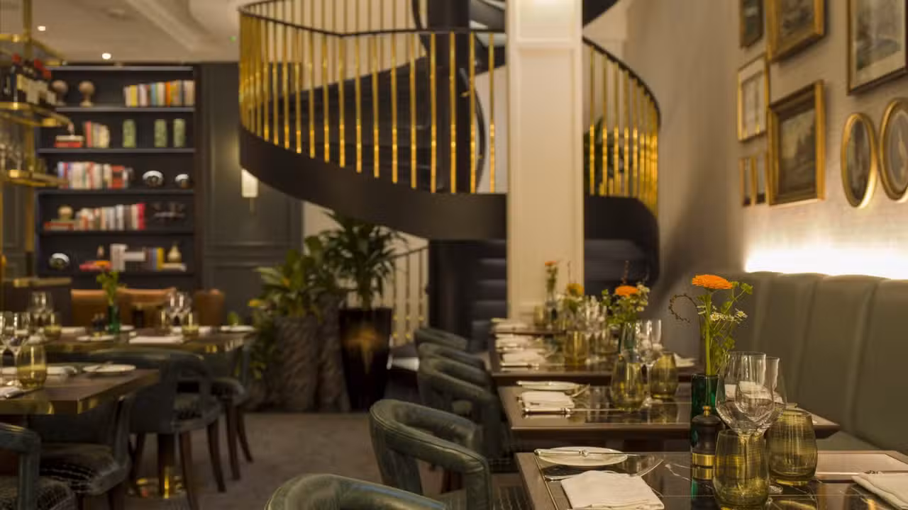 Binnenkant - Dining Room at the Guardsman Buckingham Gate, London, Greater London