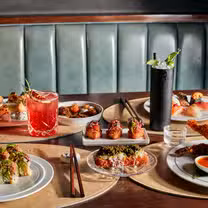 Una foto del restaurante Eight Bar at Maple & Ash Chicago