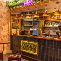 The Lazy Monkey Bar & Kitchenの写真