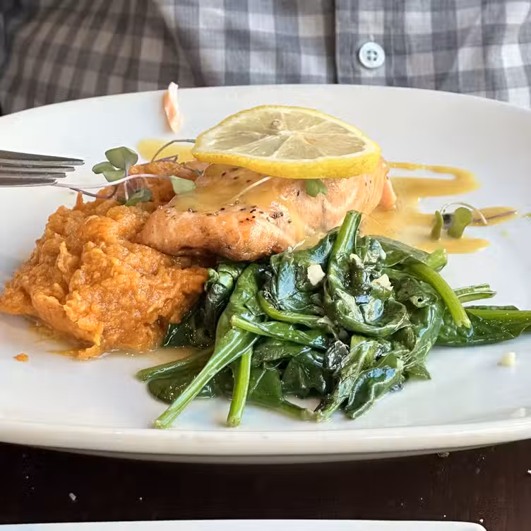 料理 - Bistro on Main VA Lexington