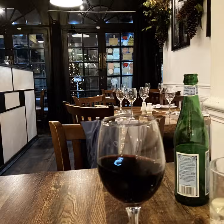 Interior - Q Verde, London, 
