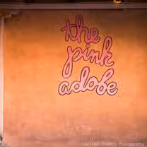 Una foto del restaurante The Pink Adobe