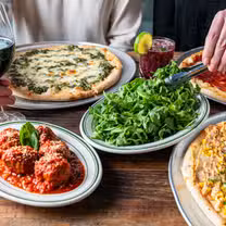 Una foto del restaurante Delucca Gaucho Pizza & Wine - Alliance