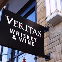 Una foto del restaurante Veritas Whiskey and Wine Grill