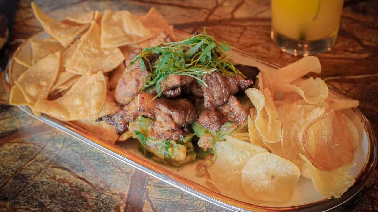 Guacamole con masitas - Paladar Fusion Mexico Cuba, San Antonio, TX