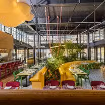 Una foto del restaurante Surreal Global Kitchen
