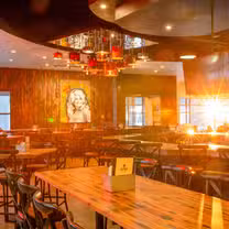 Foto von Six String Grill and Stage Restaurant