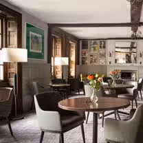 Una foto del restaurante Garden Restaurant & Oak Lounge at the Bush Hotel